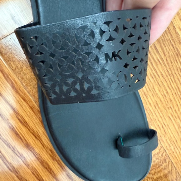 MICHAEL Michael Kors Black Leather Toe Ring Cutout Sandals Slides Size 9M - Picture 6 of 6